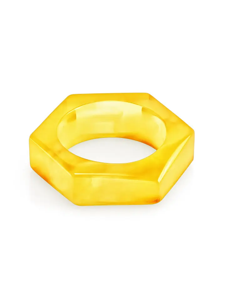 картинка Необычное шестигранное кольцо из цельного балтийского янтаря «Фаэтон» в онлайн магазине