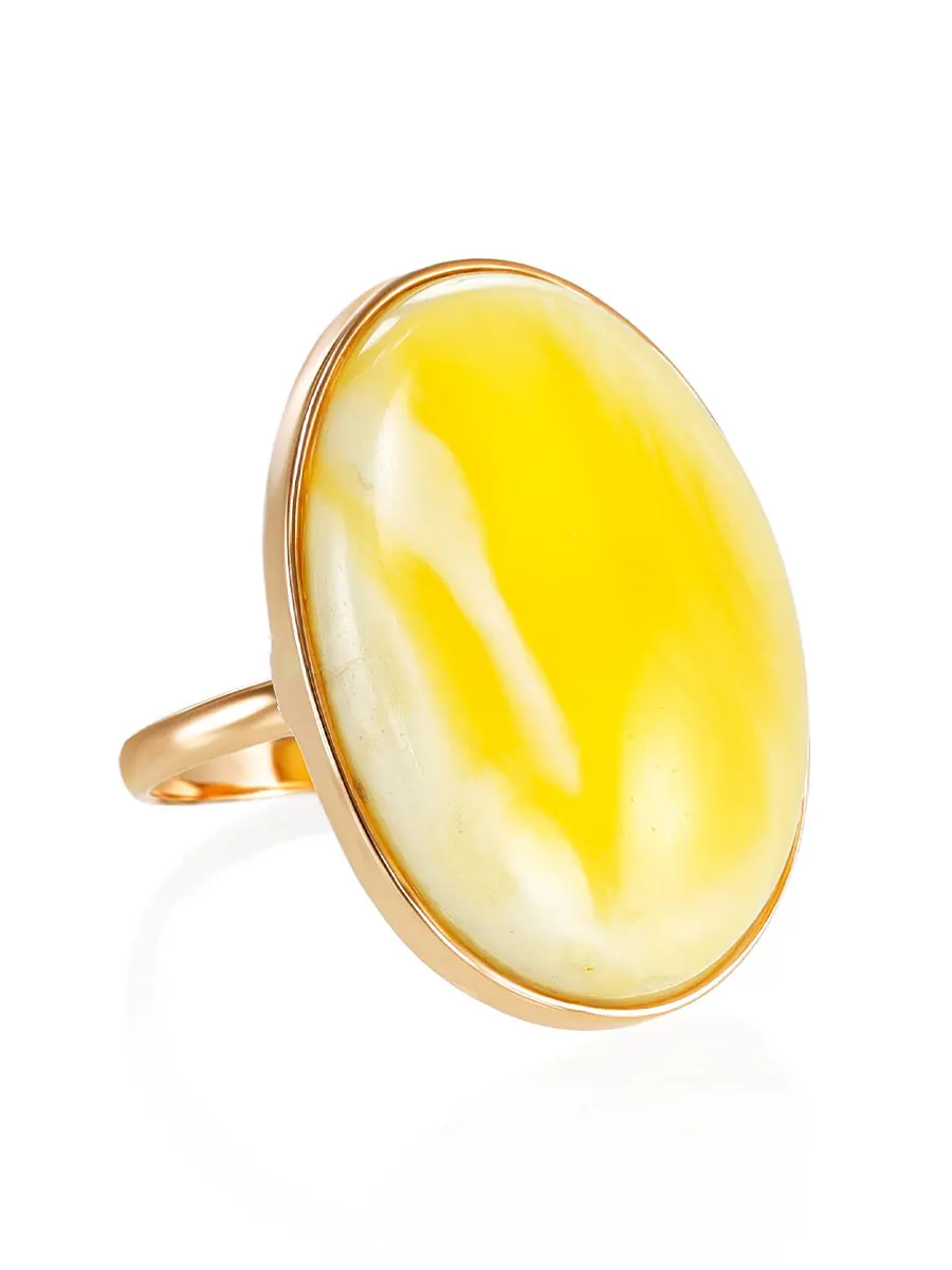 картинка Кольцо из натурального цельного янтаря в золотой оправе в онлайн магазине