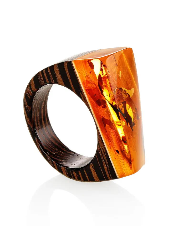 картинка Яркое и необычное кольцо из дерева с натуральным искрящимся янтарём «Индонезия» в онлайн магазине