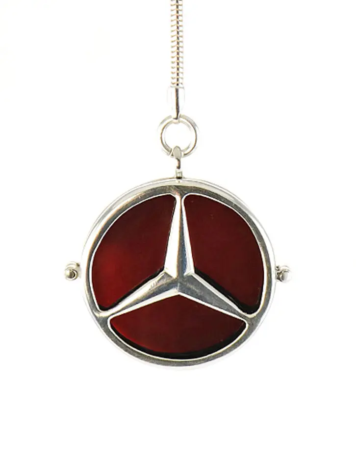 картинка Брелок из искрящегося коньячного янтаря и серебра с логотипом автомобиля «Мерседес» в онлайн магазине