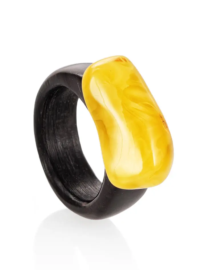 картинка Этническое кольцо из древесины граба с натуральным янтарём «Индонезия» в онлайн магазине
