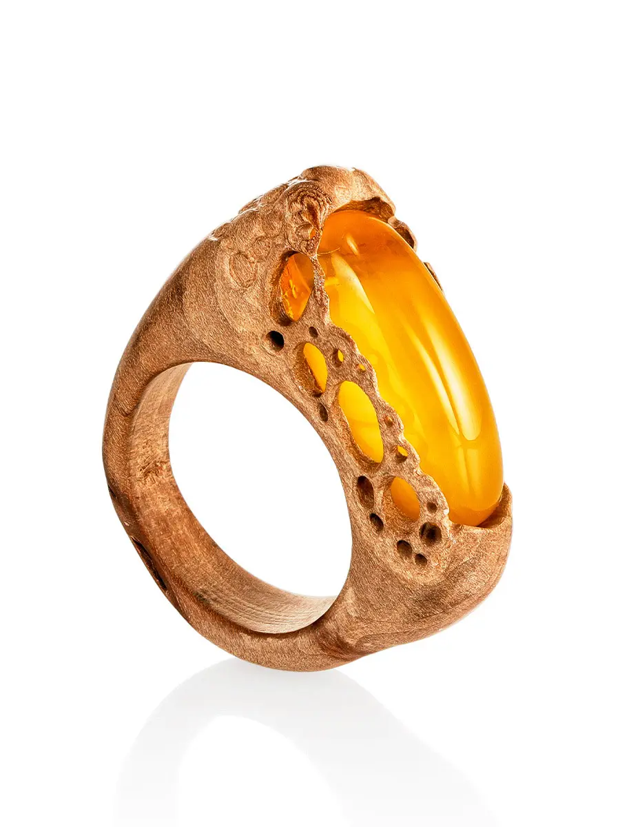 картинка Эксклюзивное кольцо «Индонезия» из дерева и натурального балтийского янтаря в онлайн магазине