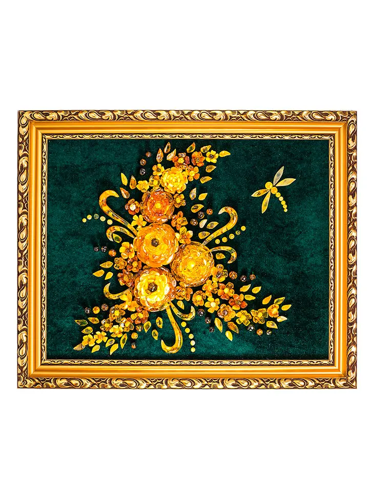 картинка Горизонтальное декоративное панно из натурального янтаря на зелёном бархате «Букет со стрекозой» 42 х 52 см в онлайн магазине