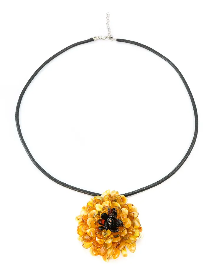 картинка Яркий нарядный кулон из натурального янтаря трёх цветов на шнурке «Хризантема» в онлайн магазине