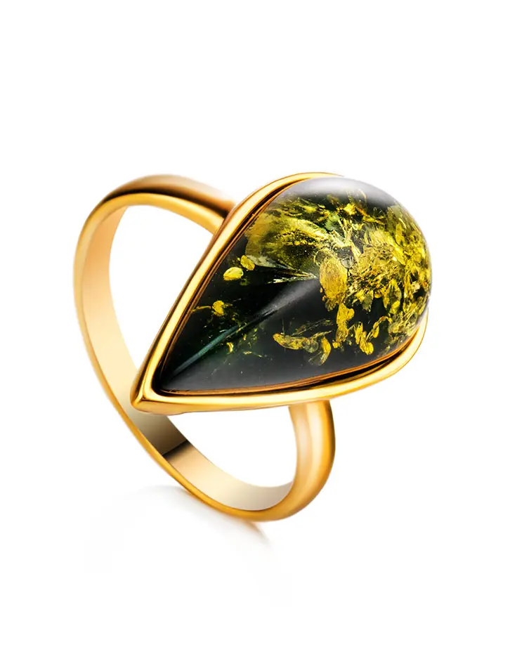 картинка Стильное кольцо «Импульс» из позолоченного серебра и цельного зелёного янтаря в онлайн магазине