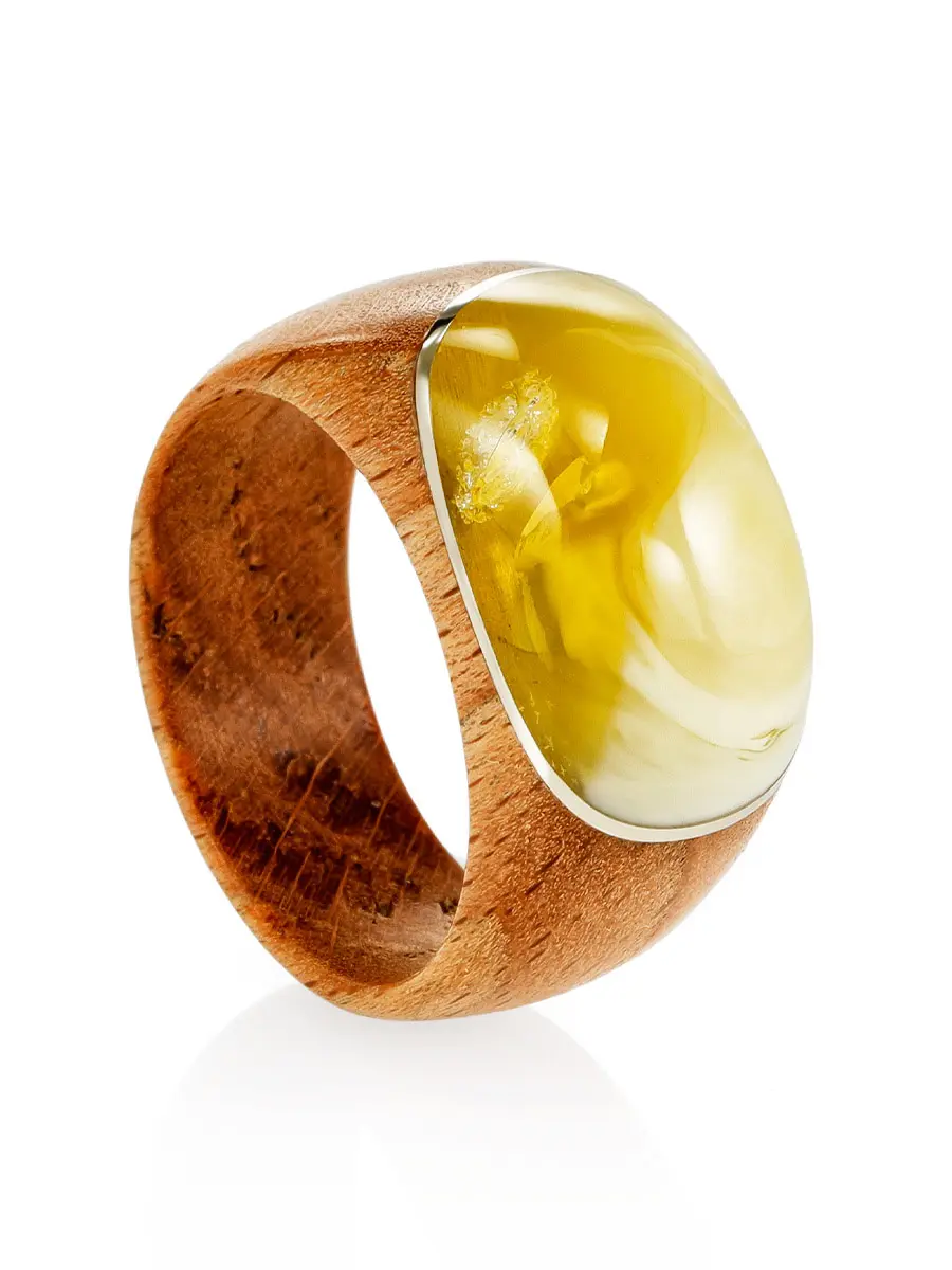 картинка Эффектное кольцо из дерева и натурального молочного янтаря «Индонезия» в онлайн магазине