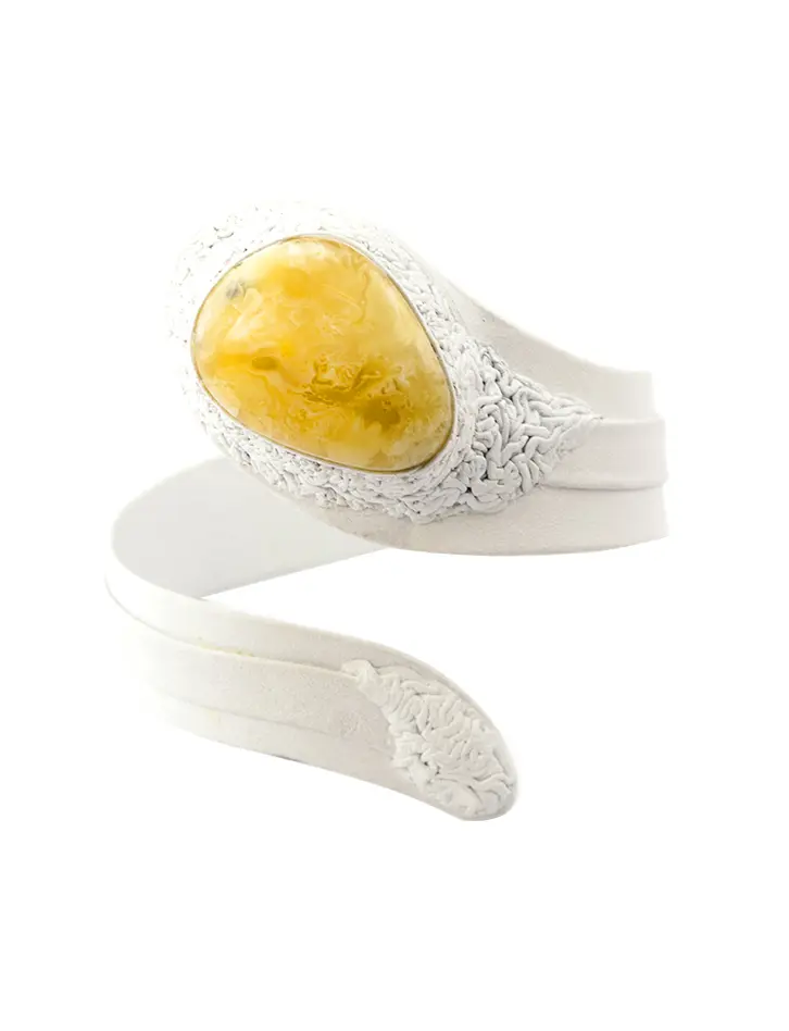 картинка Нежный браслет из белой кожи со вставкой из натурального балтийского медового янтаря с красивой текстурой «Змейка» в онлайн магазине