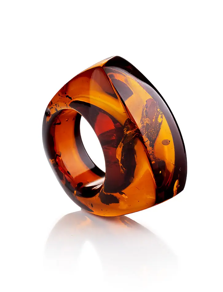 картинка Эффектное цельное кольцо из искрящегося коньячного янтаря «Фаэтон» в онлайн магазине