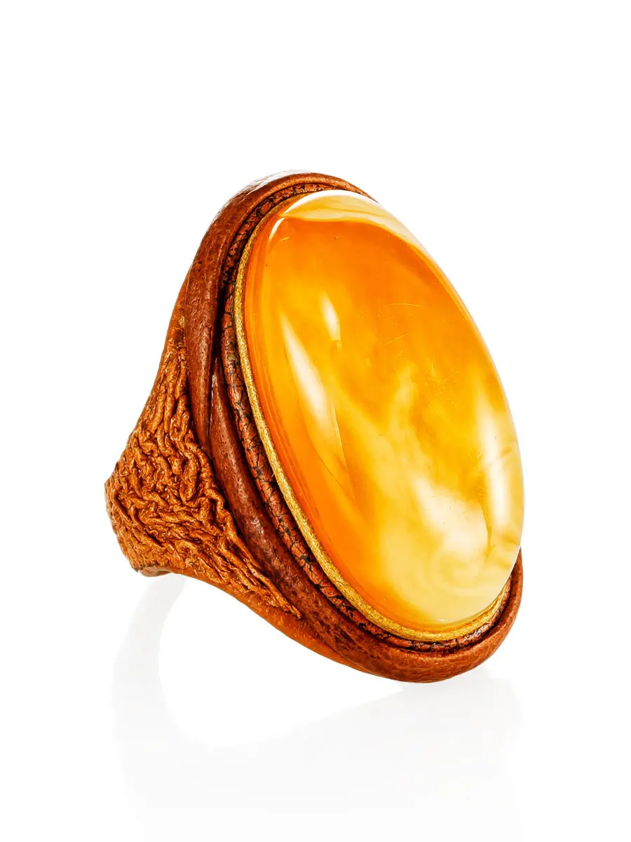 картинка Крупный объёмный перстень из кожи и натурального цельного янтаря «Нефертити» в онлайн магазине