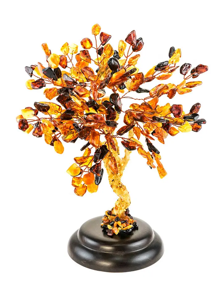 картинка Пышное раскидистое дерево из натурального янтаря различных природных оттенков на круглой деревянной подставке в онлайн магазине