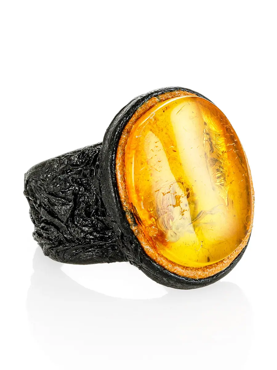 картинка Кожаное кольцо, украшенное янтарём с инклюзом мухи «Нефертити» в онлайн магазине