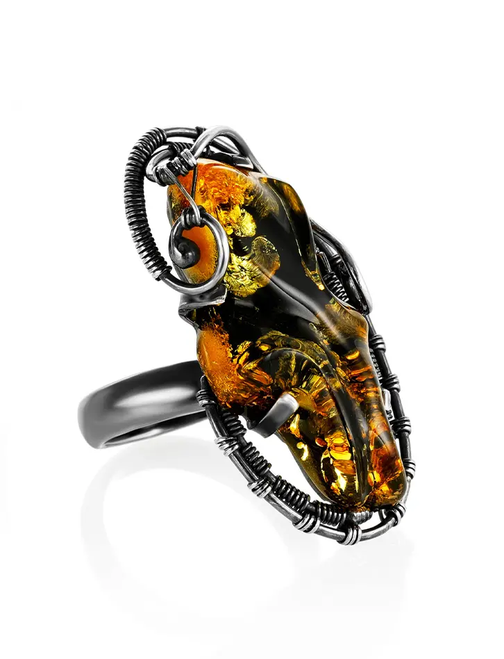 картинка Крупное эффектное кольцо из натурального искрящегося янтаря зеленого цвета в изящном серебряном обрамлении «Риальто» в онлайн магазине
