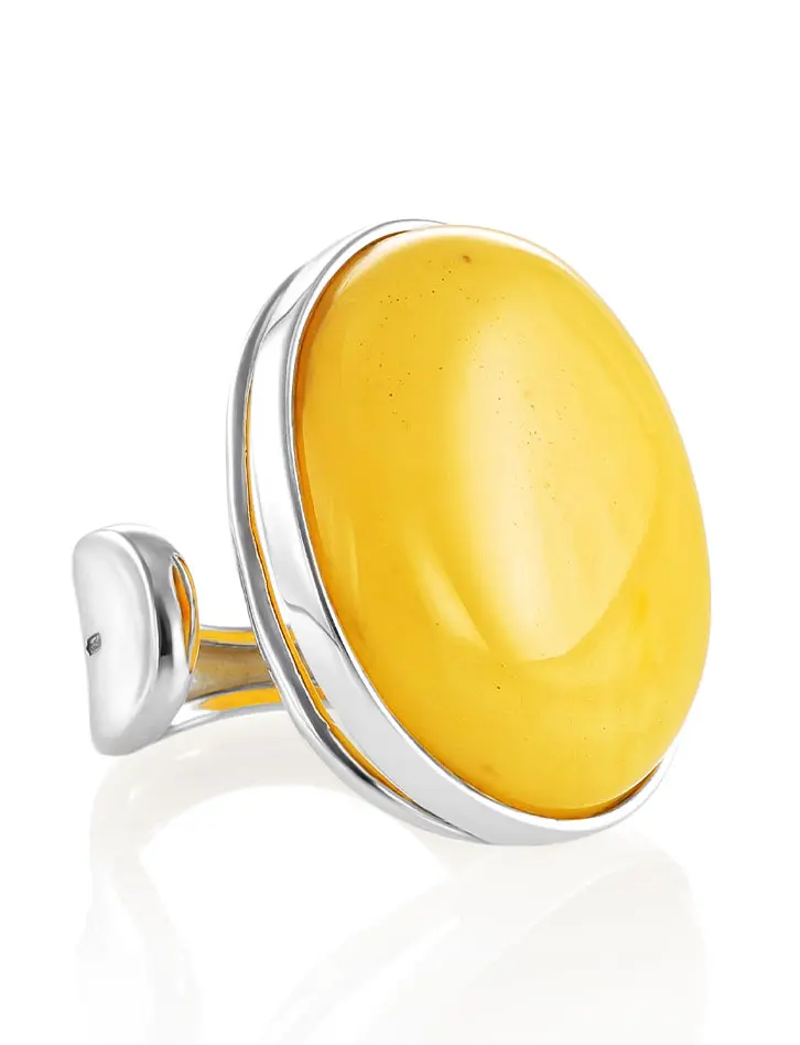 картинка Эффектное кольцо «Глянец» из натурального янтаря медового цвета в онлайн магазине