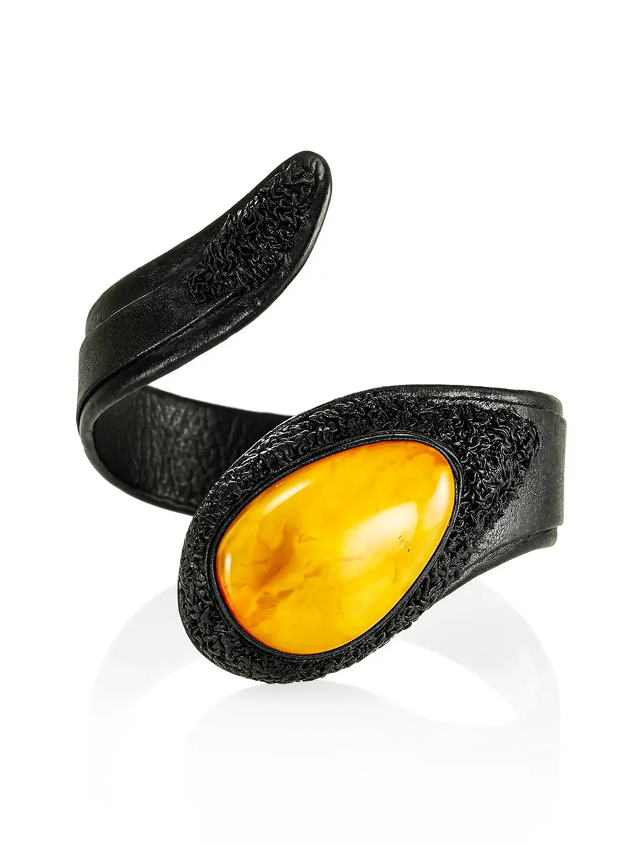 картинка Эффектный браслет из натуральной кожи «Змейка» с янтарной вставкой медового цвета в онлайн магазине