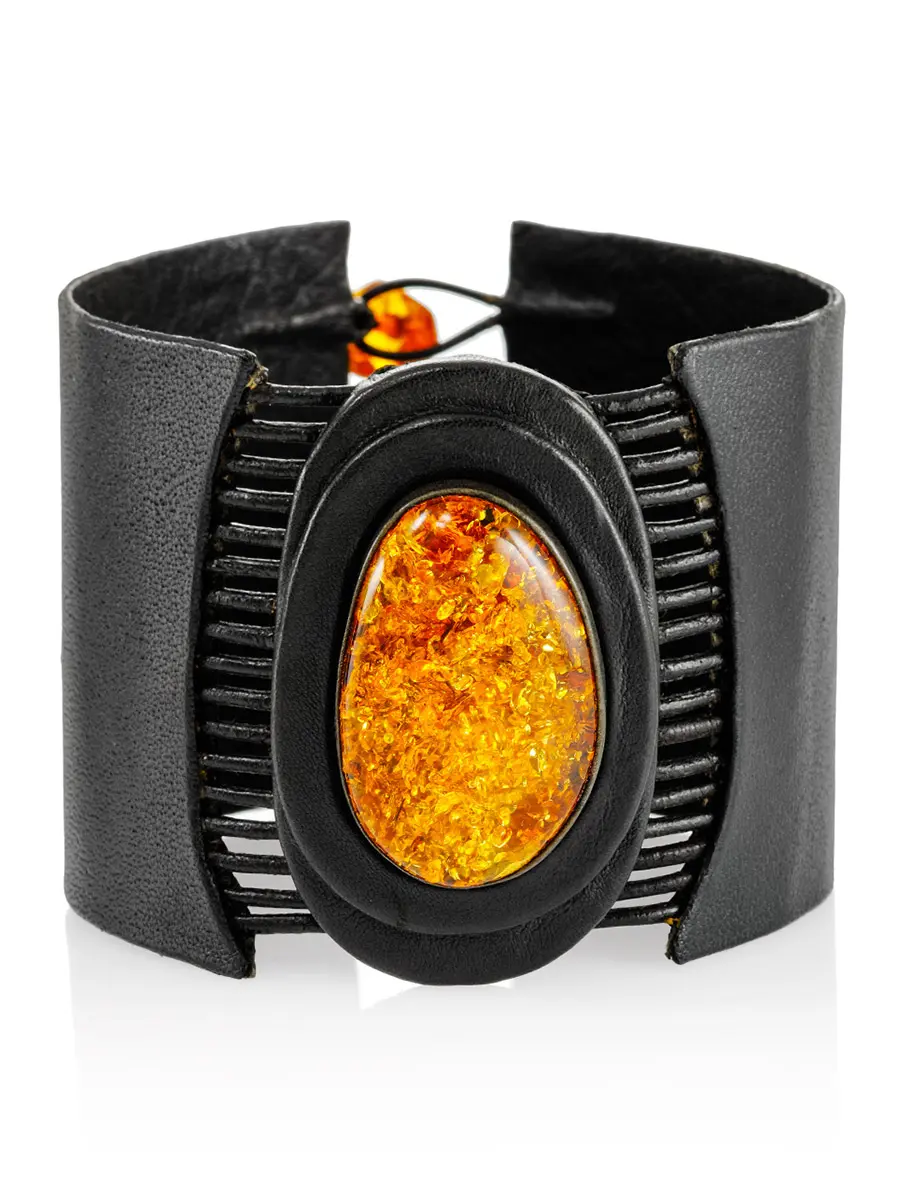 картинка Эффектный кожаный браслет-манжета с цельным искрящимся янтарём «Амазонка» в онлайн магазине