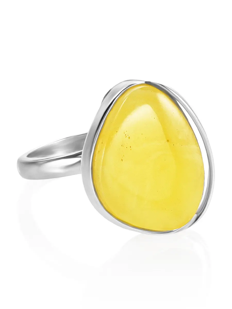 картинка Кольцо «Лагуна» с натуральным янтарём медового цвета в изящном обрамлении в онлайн магазине