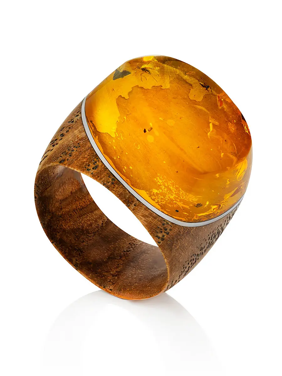 картинка Оригинальное кольцо из дерева с натуральным янтарём с инклюзами «Индонезия» в онлайн магазине