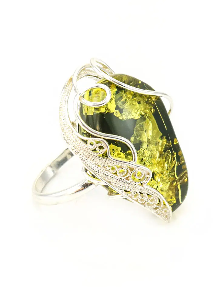 картинка Крупное кольцо «Крылышко» с натуральным зеленым текстурным янтарем в онлайн магазине