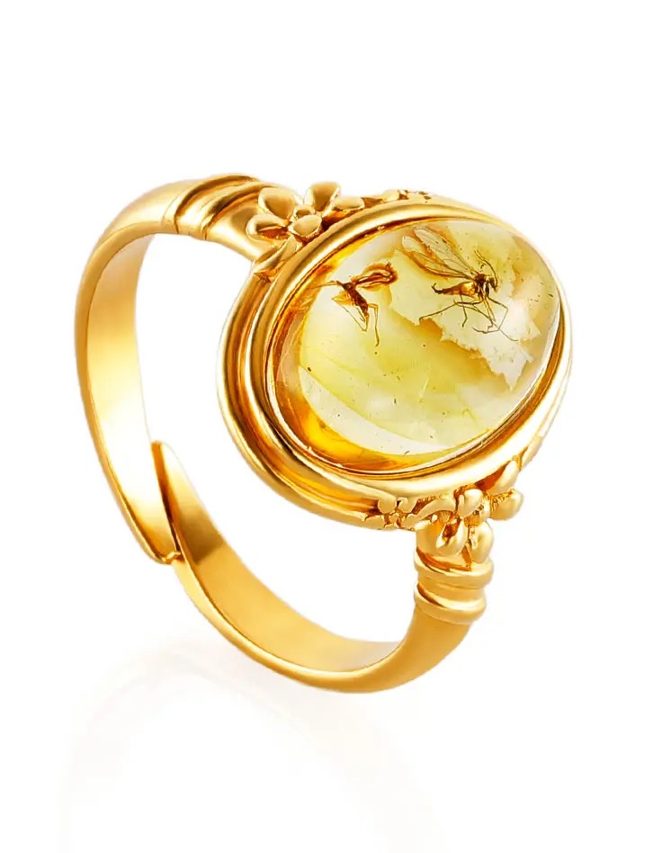 картинка Женственное кольцо из позолоченного серебра и янтаря с инклюзами «Клио» в онлайн магазине
