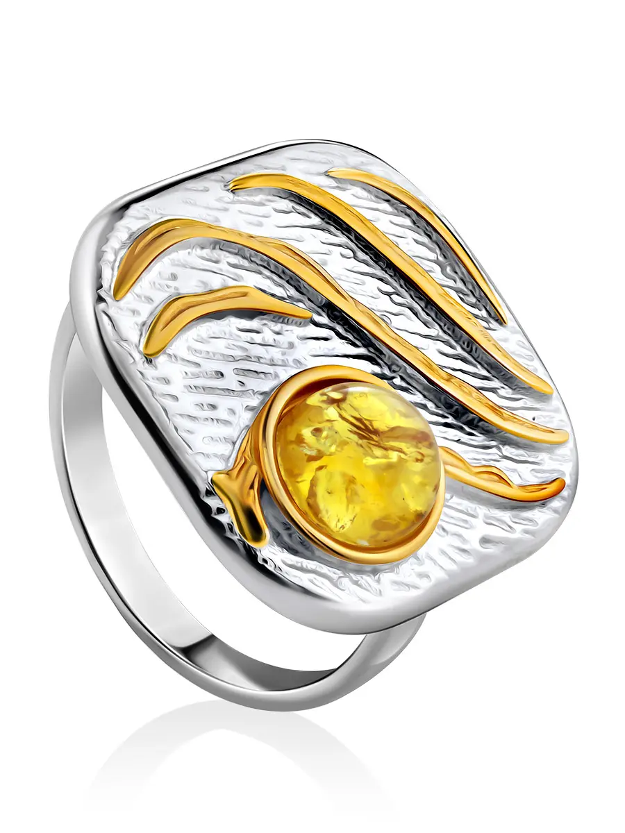картинка Крупное квадратное кольцо из серебра с золочением, украшенное янтарём «Эритрея» в онлайн магазине