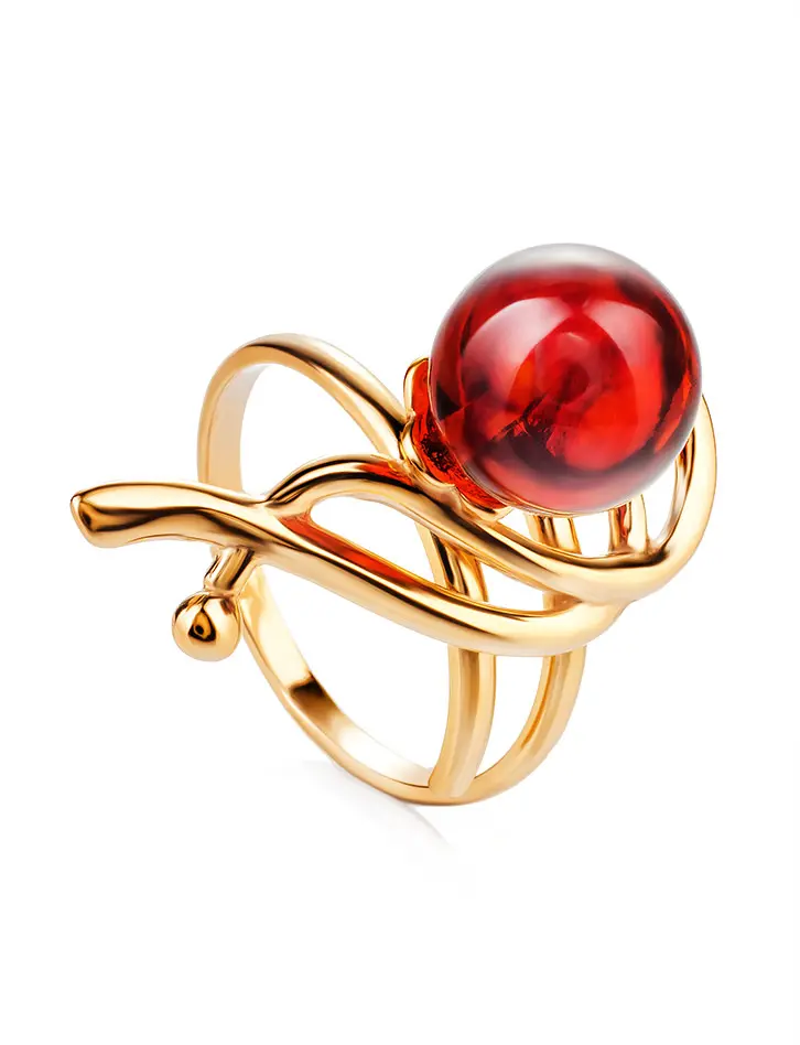 картинка Изящное кольцо из позолоченного серебра с натуральным вишнёвым янтарём «Менуэт» в онлайн магазине