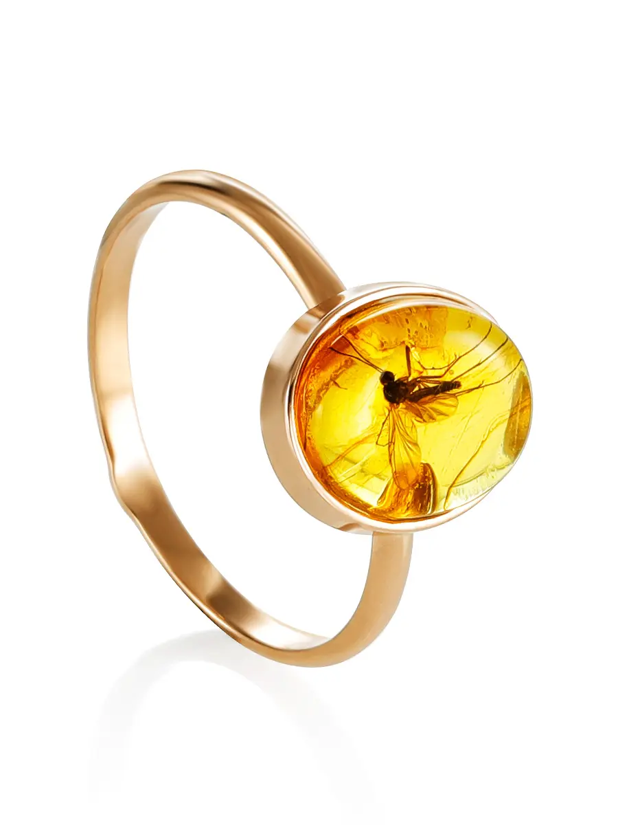 картинка Нежное кольцо из золота и янтаря с инклюзом «Клио» в онлайн магазине