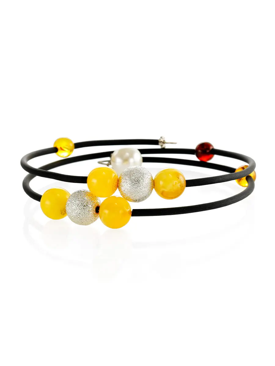 картинка Яркий стильный браслет из янтаря и декоративной фурнитуры на каучуковой струне «Оклахома» в онлайн магазине