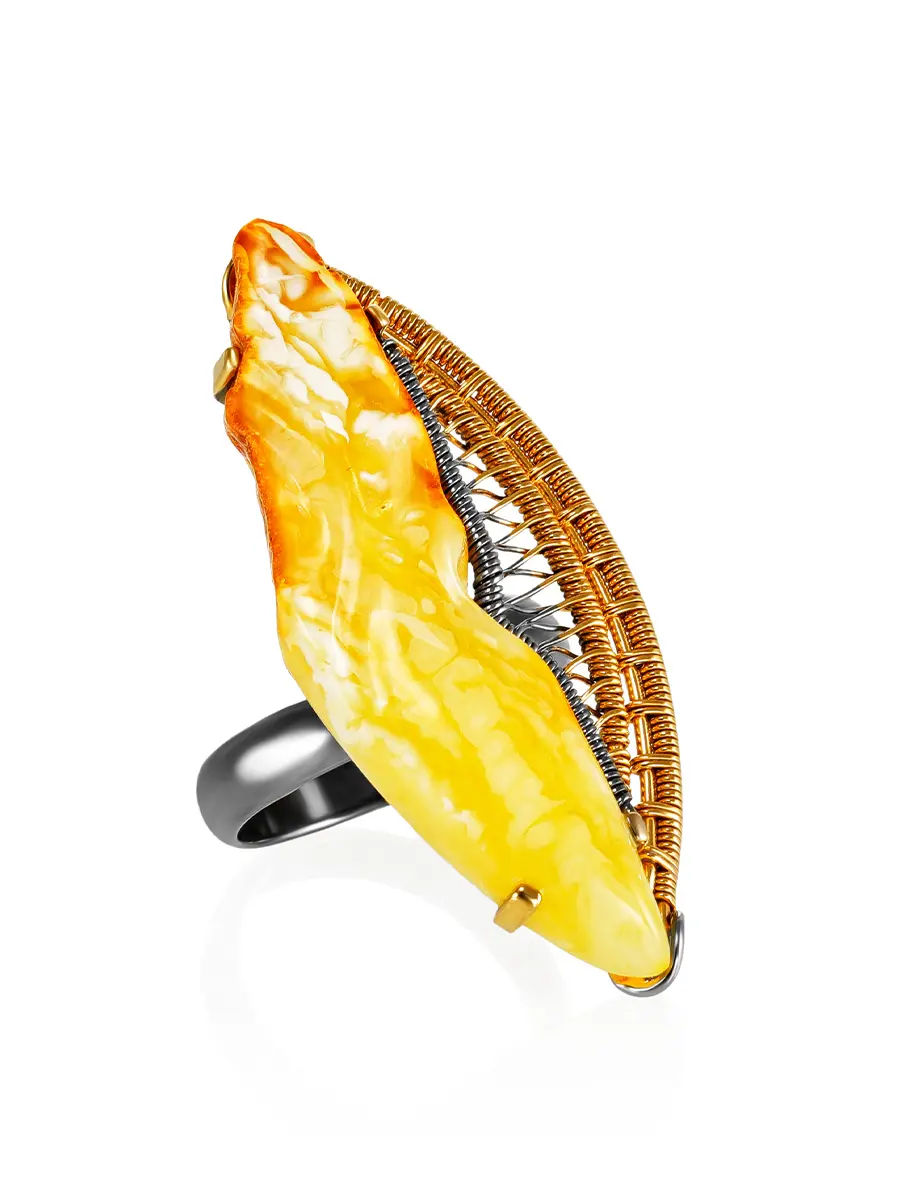 картинка Изысканное коктейльное кольцо из натурального янтаря и золочённого серебра «Филигрань» в онлайн магазине