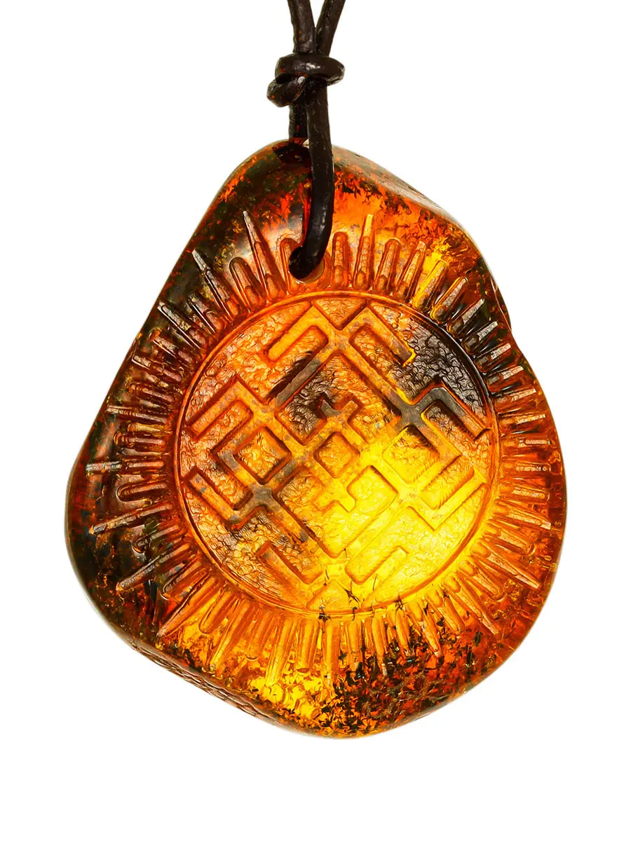 картинка Кулон-оберег из натурального янтаря с резьбой «Белобог» в онлайн магазине