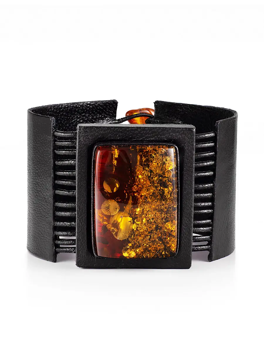 картинка Стильный браслет из натуральной кожи с искрящимся янтарём «Амазонка» в онлайн магазине