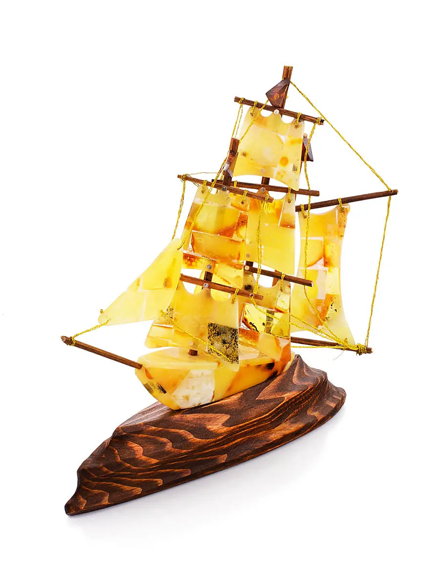 картинка Сувенирный янтарный кораблик на подставке из дерева в онлайн магазине
