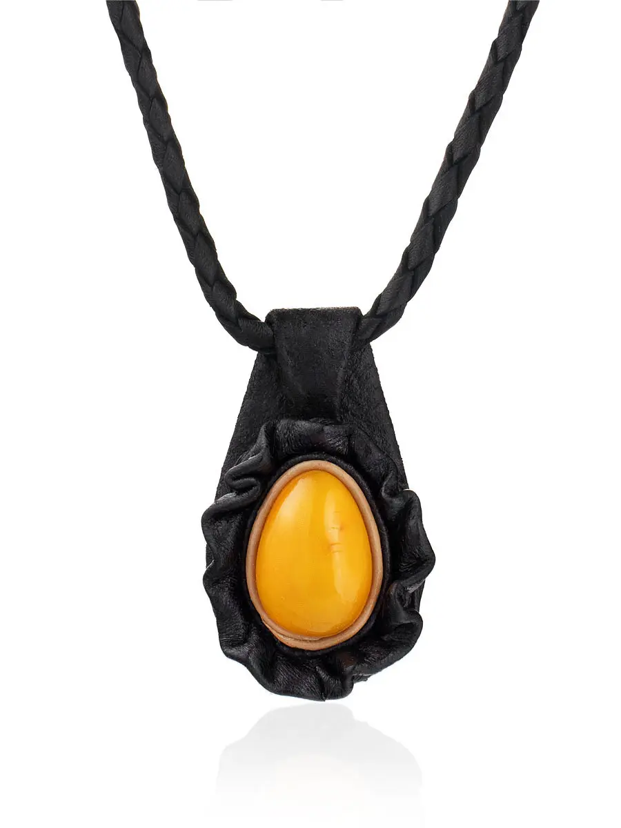 картинка Изящная подвеска из черной кожи с вставкой насыщенного медового янтаря «Амазонка» в онлайн магазине