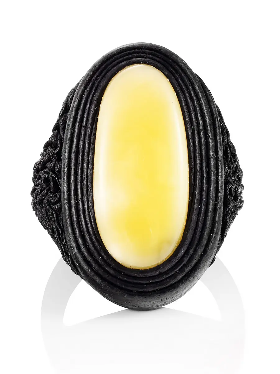 картинка Крупное кольцо-перстень из натуральной кожи с медовым янтарём «Нефертити» в онлайн магазине