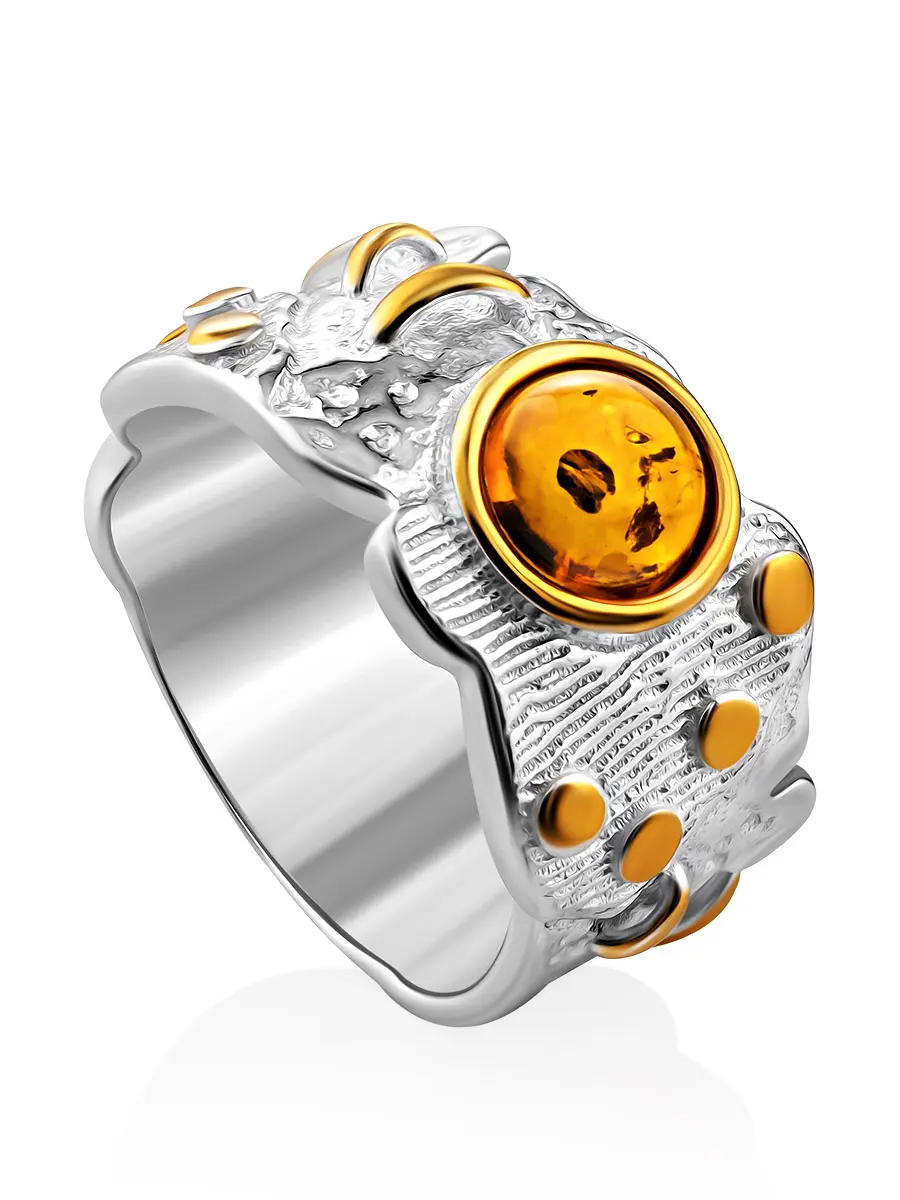 картинка Широкое кольцо из текстурного серебра с золочением, украшенное янтарём «Элевсина» в онлайн магазине