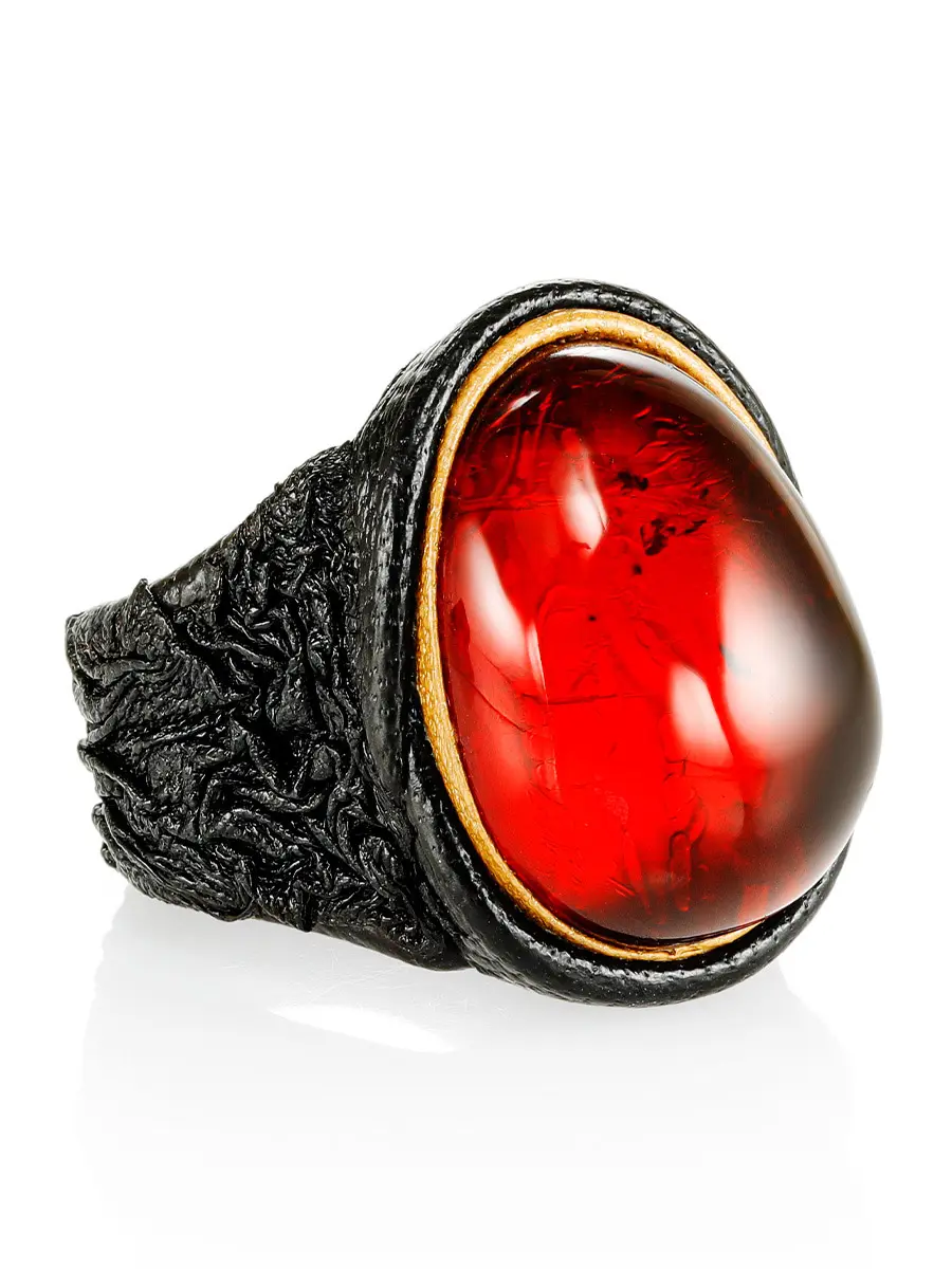 картинка Эксклюзивное кольцо из кожи, украшенное сияющим янтарём «Нефертити» в онлайн магазине