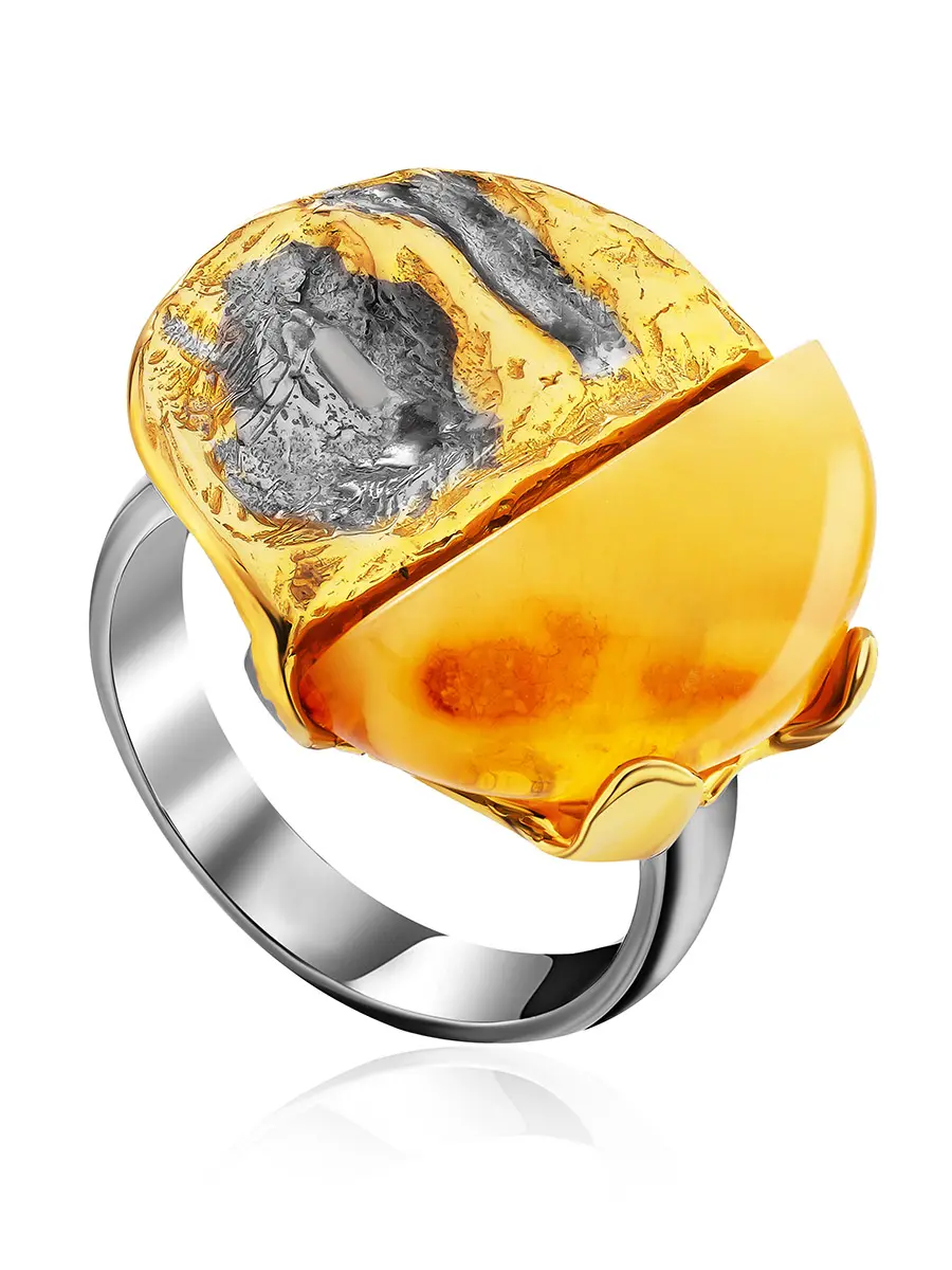 картинка Стильное кольцо «Корица» из серебра с позолотой и цельного янтаря в онлайн магазине