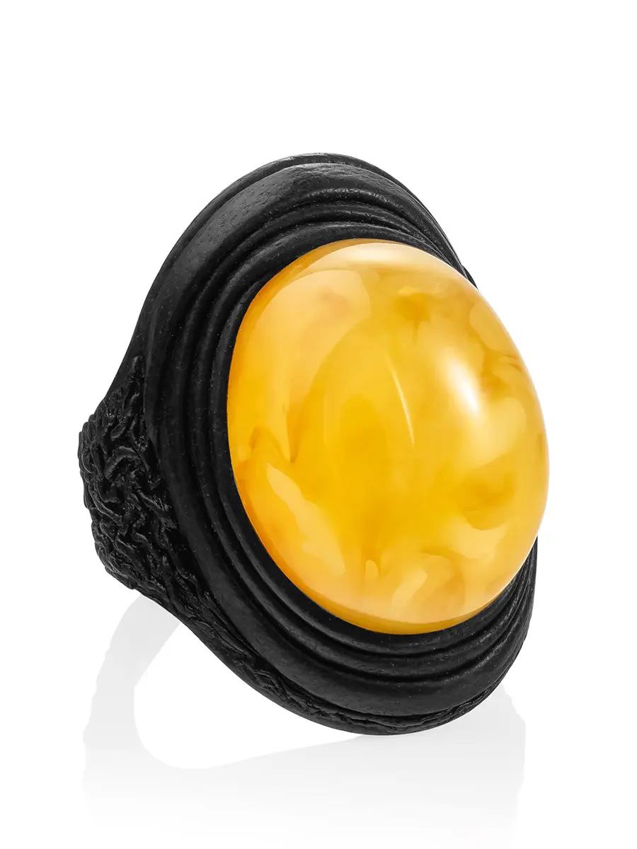 картинка Крупное кольцо-перстень из натуральной кожи с ярким медовым янтарем овальной формы в онлайн магазине