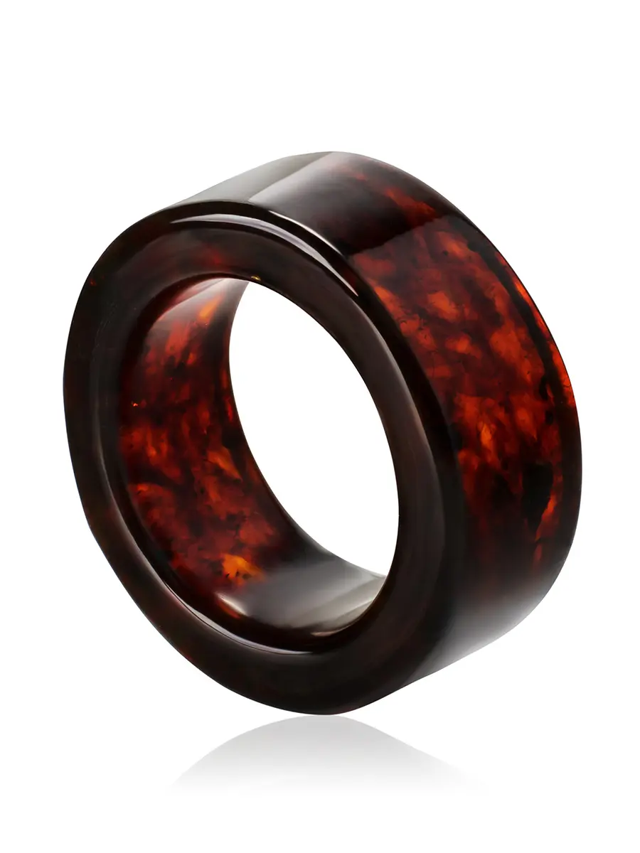 картинка Цельное кольцо из натурального формованного янтаря вишнёвого цвета «Везувий» в онлайн магазине