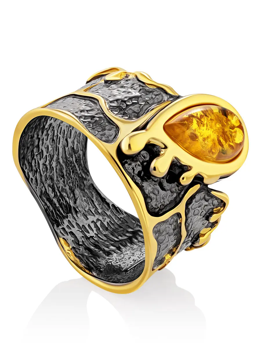 картинка Дизайнерское кольцо с чернением и золочением, украшенное янтарём «Иллюзия» в онлайн магазине