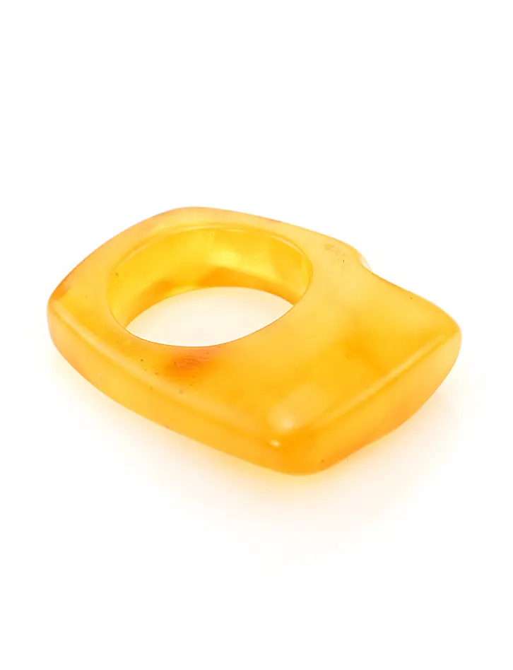 картинка Уникальное кольцо из цельного балтийского медового янтаря «Фаэтон» в онлайн магазине
