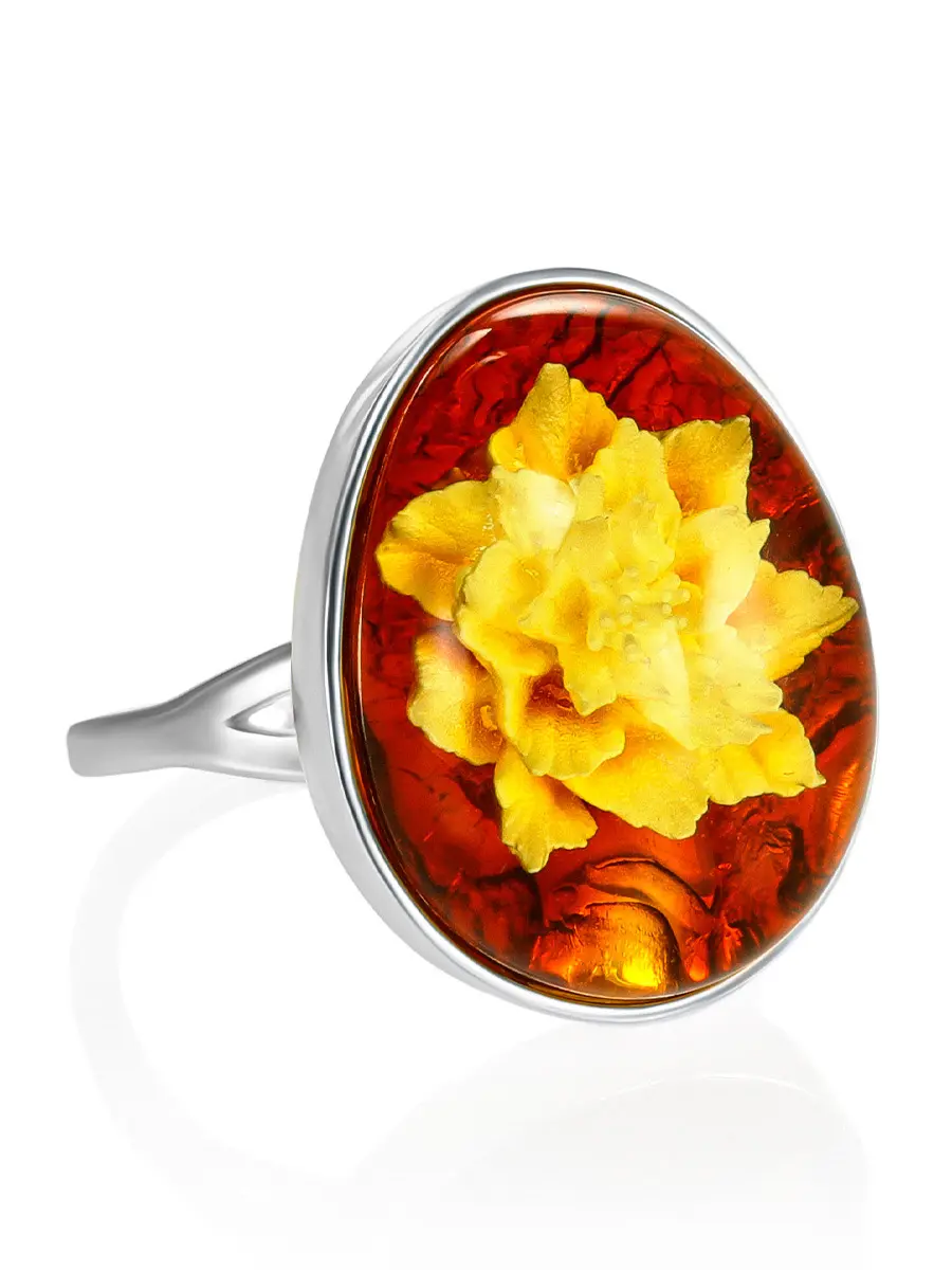 картинка Красивое оригинальное кольцо из янтаря с резьбой «Элинор» в онлайн магазине