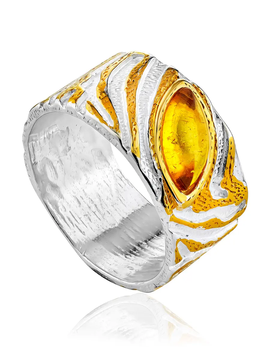 картинка Широкое стильное кольцо «Эритрея» из серебра с золочением, украшенное натуральным янтарём в онлайн магазине