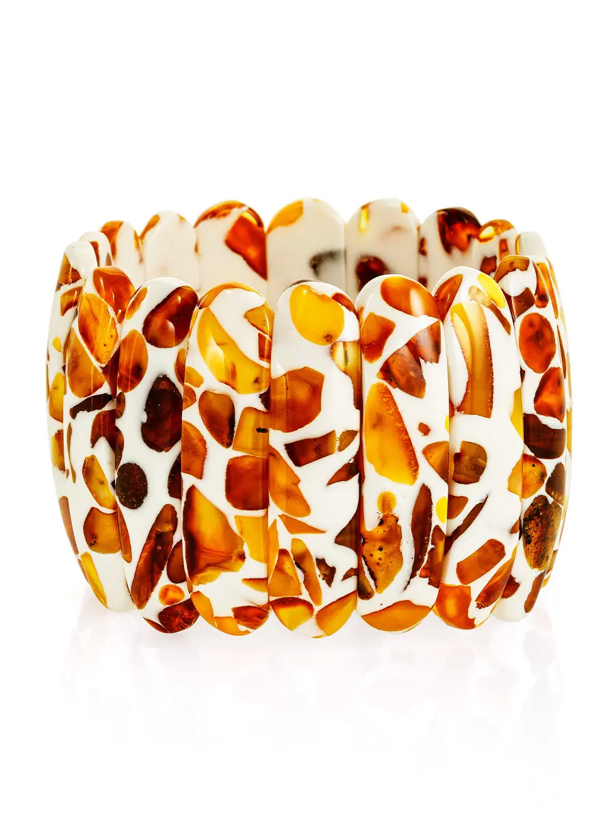 картинка Широкий браслет белого цвета «Далматин» с вставками из цельных кусочков янтаря в онлайн магазине