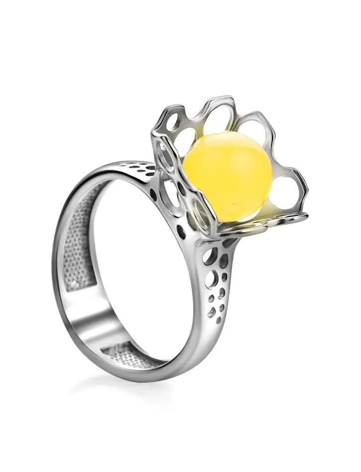 картинка Стильное кольцо «Женева» из серебра и янтаря медового цвета в онлайн магазине