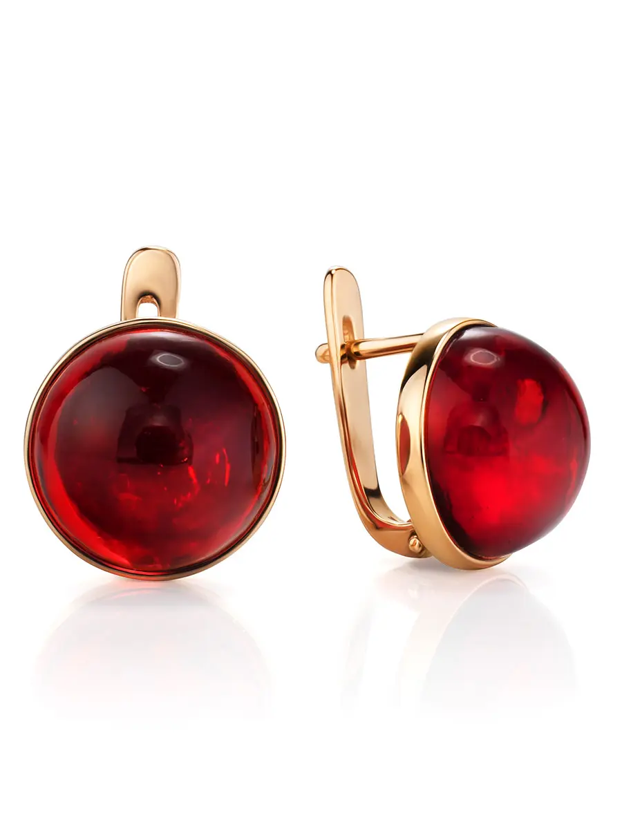 картинка Яркие серьги из позолоченного серебра и красного янтаря «Сангрил» в онлайн магазине