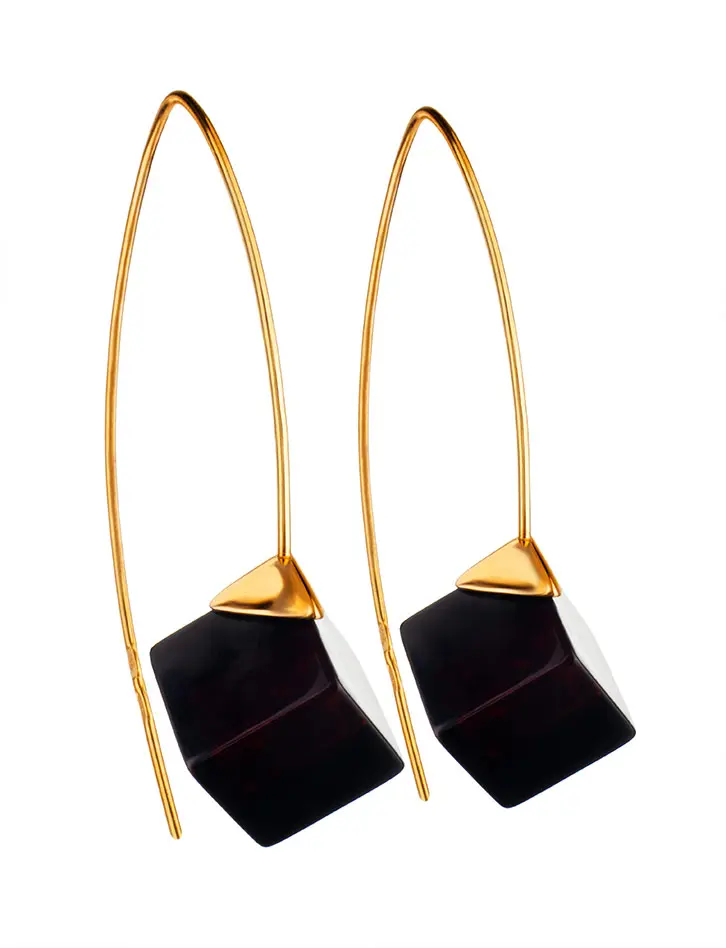 картинка Эффектные серьги-крючки «Рафинад» из позолоченного серебра и тёмно-вишнёвого янтаря в онлайн магазине