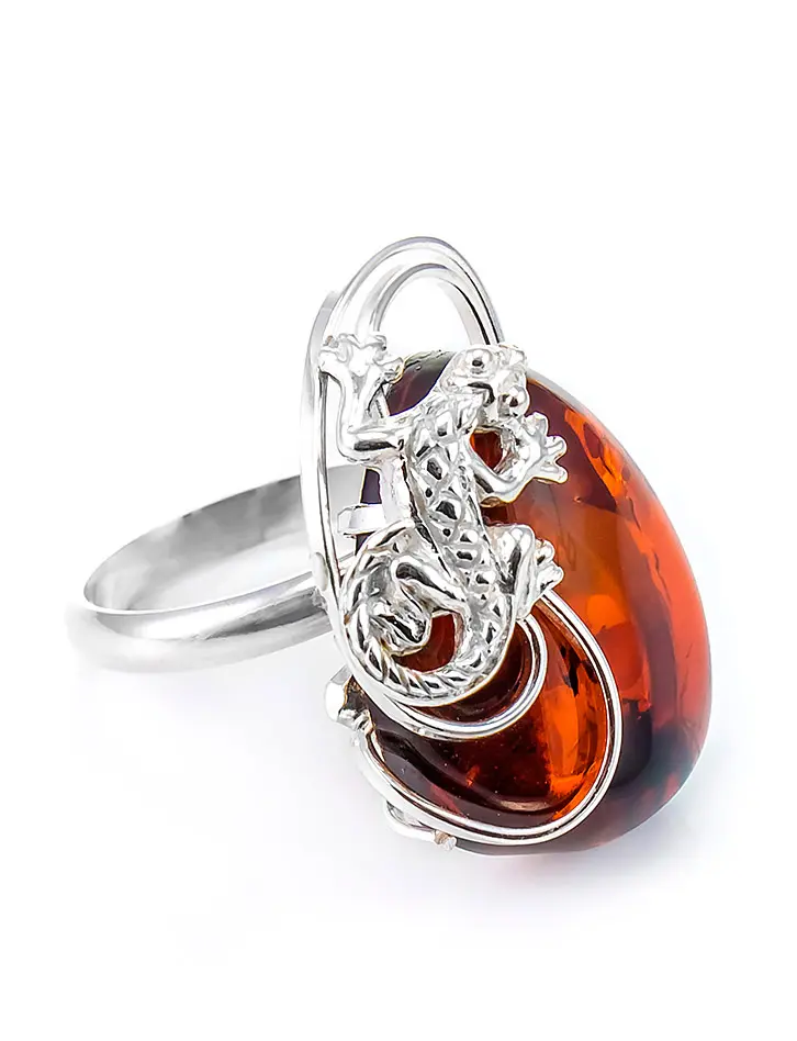 картинка Эксклюзивное кольцо «Караваджо» из вишнёвого янтаря в серебре в онлайн магазине