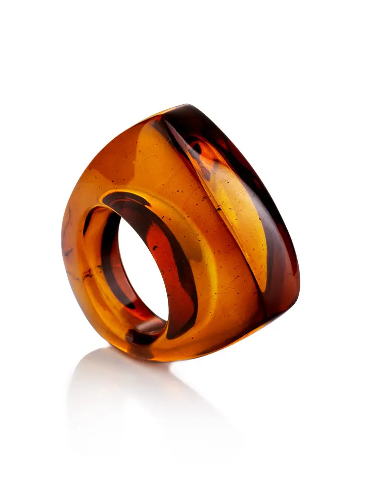 картинка Яркое оригинальное кольцо «Фаэтон» из натурального цельного янтаря коньячного цвета в онлайн магазине