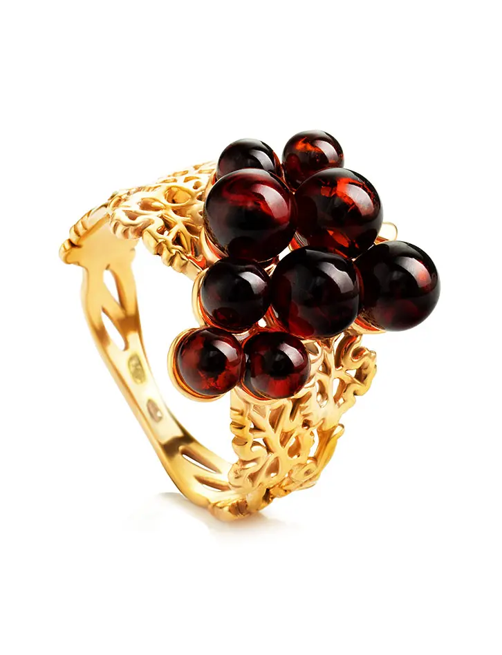 картинка Роскошное кольцо из позолоченного серебра и вишнёвого янтаря «Виноград» в онлайн магазине