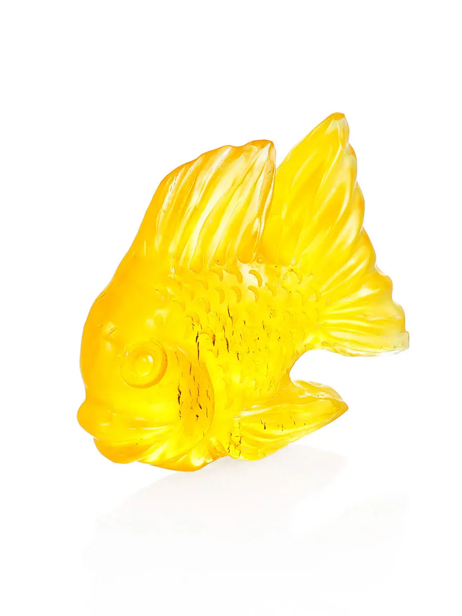 картинка Резной сувенир из натурального цельного янтаря медового цвета «Рыбка» в онлайн магазине